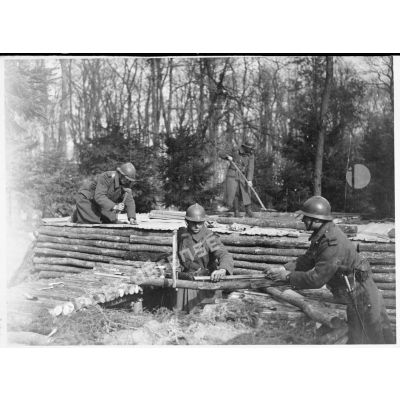 Construction d'un abri de rondins de bois dans le secteur de la 4e armée.