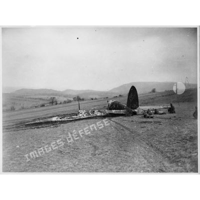 Diverses vues de l'épave entièrement calcinée d'un Heinkel He-111 dans un champ du secteur de la 4e armée.