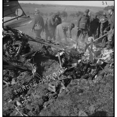 Des soldats de la 4e armée fouillent l'épave calcinée d'un avion bombardier allemand abattu.