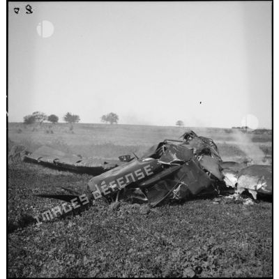 Plan général de l'épave calcinée d'un avion bombardier allemand abattu dans le secteur de la 4e armée.