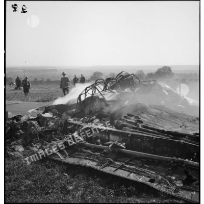 Plan moyen de l'épave calcinée d'un avion bombardier allemand abattu dans le secteur de la 4e armée.