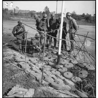 Des soldats de la 4e armée sont photographiés près de mines antichars allemandes.