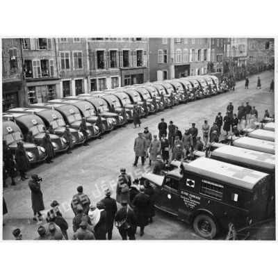 Le général d'armée Réquin passe en revue les ambulances de la SSBM qui viennent d'arriver à Vic-sur-Seille.