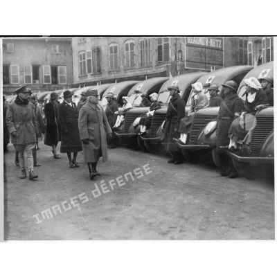 Le général d'armée Réquin passe en revue les ambulances de la SSBM qui viennent d'arriver à Vic-sur-Seille.