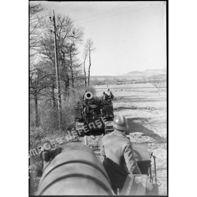 Un canon de 194 GPF sur affût chenillé est photographié de face en plan général dans le secteur de la 4e armée.