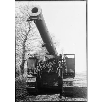 Un canon de 194 GPF sur affût chenillé est photographié en plan moyen de face dans le secteur de la 4e armée.