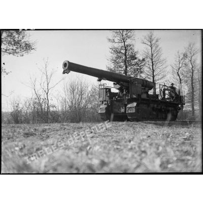Mise en batterie d'un canon de 194 GPF sur affût chenillé dans un bois du secteur de la 4e armée.