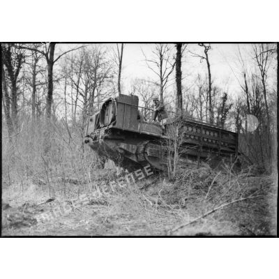 L'avant-train d'un canon de 194 GPF sur affût chenillé se déplace dans un bois du secteur de la 4e armée.