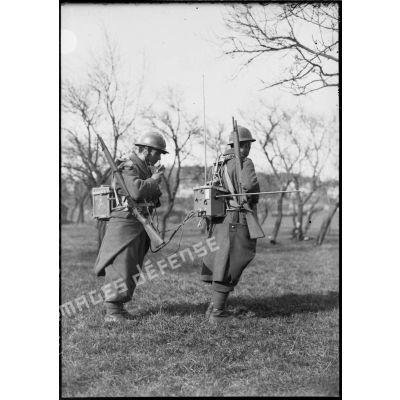 Deux soldats utilisent un poste radio ER 40 dans le secteur de la 4e armée.