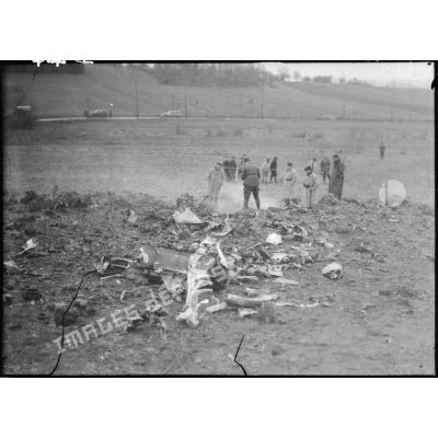 Les restes épars d'un avion allemand abattu dans le secteur de la 4e armée.