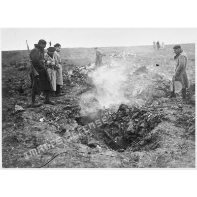 Les restes épars d'un avion allemand abattu dans le secteur de la 4e armée.