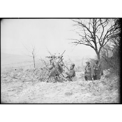 Des fantassins de la 4e armée mettent en batterie une mitrailleuse Hotchkiss M1914 sur un affût antiaérien.