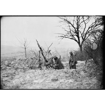 Des fantassins de la 4e armée mettent en batterie une mitrailleuse Hotchkiss M1914 sur un affût antiaérien.