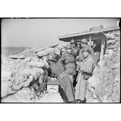 Photographie de groupe de cadres de la 4e armée près d'un poste de combat.