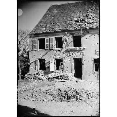 Façade de maison détruite dans le secteur de la 4e armée.