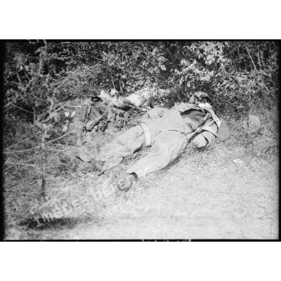 Plan moyen du cadavre d'un aviateur qui semble être allemand dans le secteur de la 4e armée.