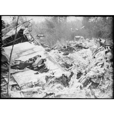L'épave déchiquetée d'un avion allemand abattu dans le secteur de la 4e armée.