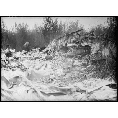 L'épave déchiquetée d'un avion allemand abattu dans le secteur de la 4e armée.