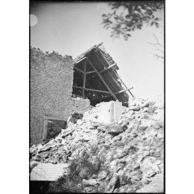 Maison détruite dans un village du secteur de la 4e armée.