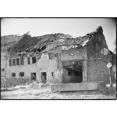 Maison détruite dans un village du secteur de la 4e armée.