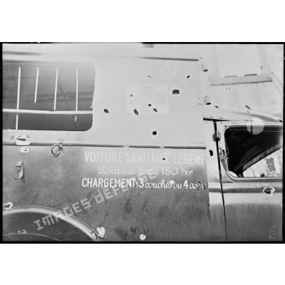 Plan moyen d'impacts de balles sur la carrosserie d'une ambulance de la 4e armée.