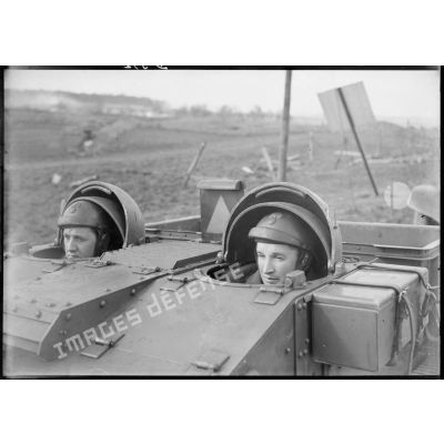Portrait de deux soldats de la 4e armée à bord d'une chenillette Renault 31 R.