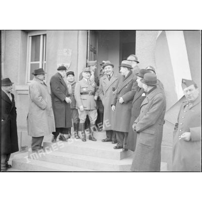 Le président de la République Albert Lebrun et le général Réquin se serrent la main sur le perron d'une maison.