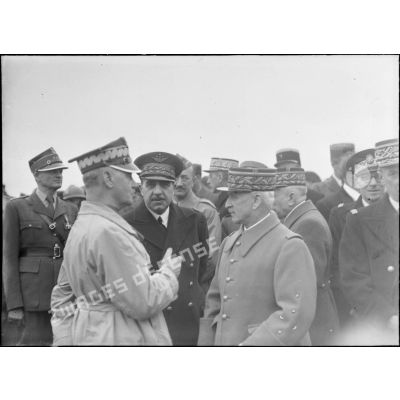 Les généraux Réquin et Denain conversent avec le général polonais Sikorski.