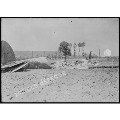 La carcasse calcinée d'un bombardier allemand abattu dans le secteur de la 4e armée.