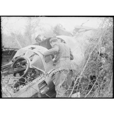 Un soldat de la 4e armée inspecte le cockpit détruit d'un bombardier allemand abattu.