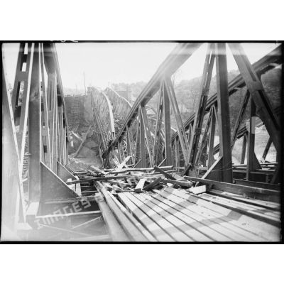 Pont ferroviaire détruit dans le secteur de la 4e armée, à Sarreguemines.