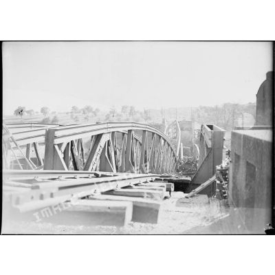 Pont ferroviaire détruit dans le secteur de la 4e armée, à Sarreguemines.