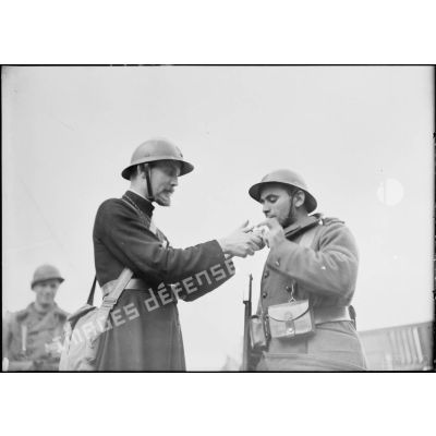 Un aumônier de la 4e armée en visite est photographié avec un soldat.