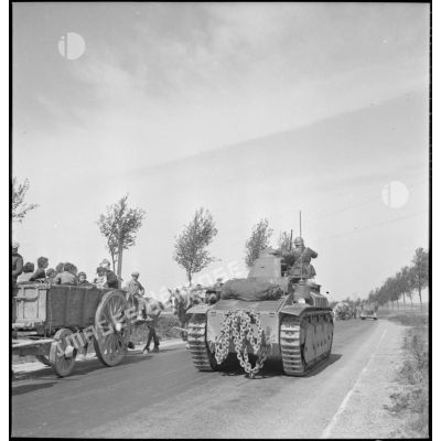 Sur la N2 entre Soissons et Laon, un char Renault D2 de la 345e CACC croise des réfugiés.