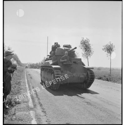 Un char moyen Renault D2 de la 345e CACC circule sur la N2 entre Laon et Soissons.