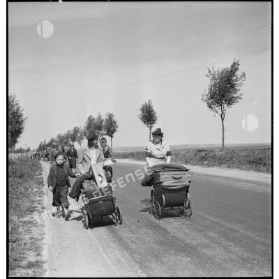Sur la N2 entre Soissons et Laon, des réfugiés refluent vers Soissons.