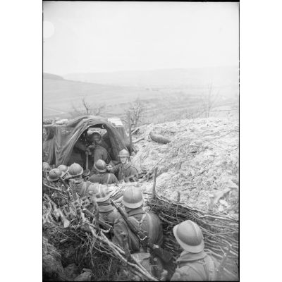 Photographie en plongée de soldats de la 4e armée qui se trouvent dans une tranchée.