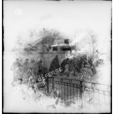 Des soldats de la 4e armée poussent des chariots de ravitaillement dans la neige lors d'une corvée.