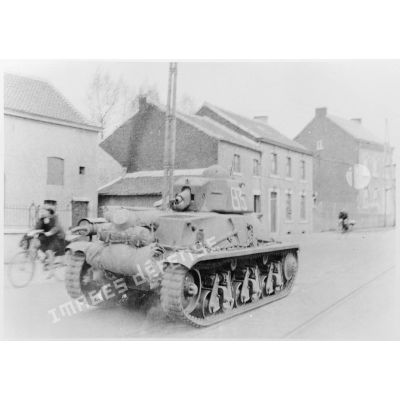 Arrivée d'un Hotchkiss M35/39 H de la 3e DLM à Thisnes le 11 mai 1940.