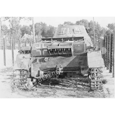 Plan moyen de dos d'un char allemand Panzerkampfwagen I Ausführung B (Sd.kfz.101) détruit.