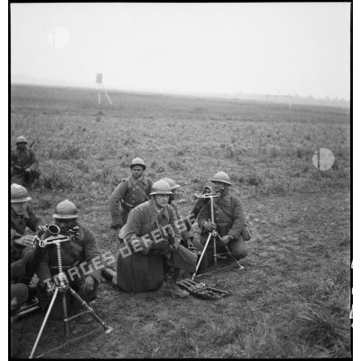 Des tirailleurs sénégalais de la 5e armée servent des mortiers de 81 mm modèle 1917/1931.