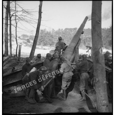 Tir d'une pièce de 155 mm GPF de la 5e armée, mise en batterie à la lisère d'un bois en Alsace.
