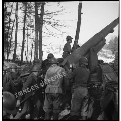 Tir d'une pièce de 155 mm GPF de la 5e armée, mise en batterie à la lisère d'un bois en Alsace.