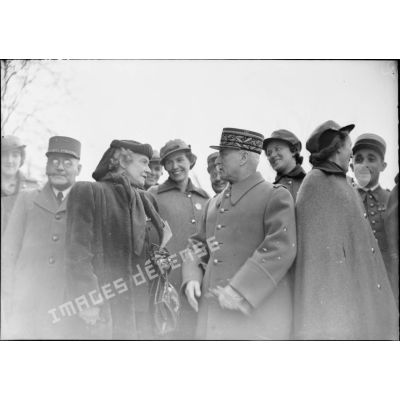 Le général d'armée Requin est photographié entouré des infirmières britanniques de la Formation Hadfield Spears.