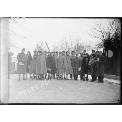 Le général d'armée Requin est photographié entouré des infirmières britanniques de la Formation Hadfield Spears.