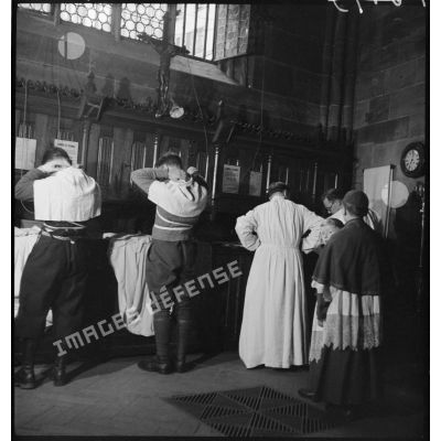 Des prêtres se préparent à la messe dans la sacristie de la cathédrale de Strasbourg.
