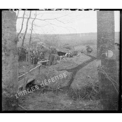 Des soldats de la 5e armée sont photographiés près d'un abri, des tranchées sont visibles.