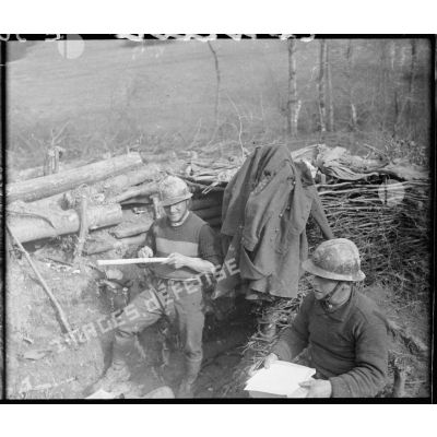 Deux soldats de la 5e armée se détendent dans une tranchée près de l'entrée d'un abri.