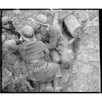 Le tireur et le chargeur d'un FM 24/29 de la 5e armée sont photographiés dans une tranchée.