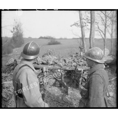 Le tireur et le chargeur d'un FM 24/29 de la 5e armée sont photographiés dans une tranchée.